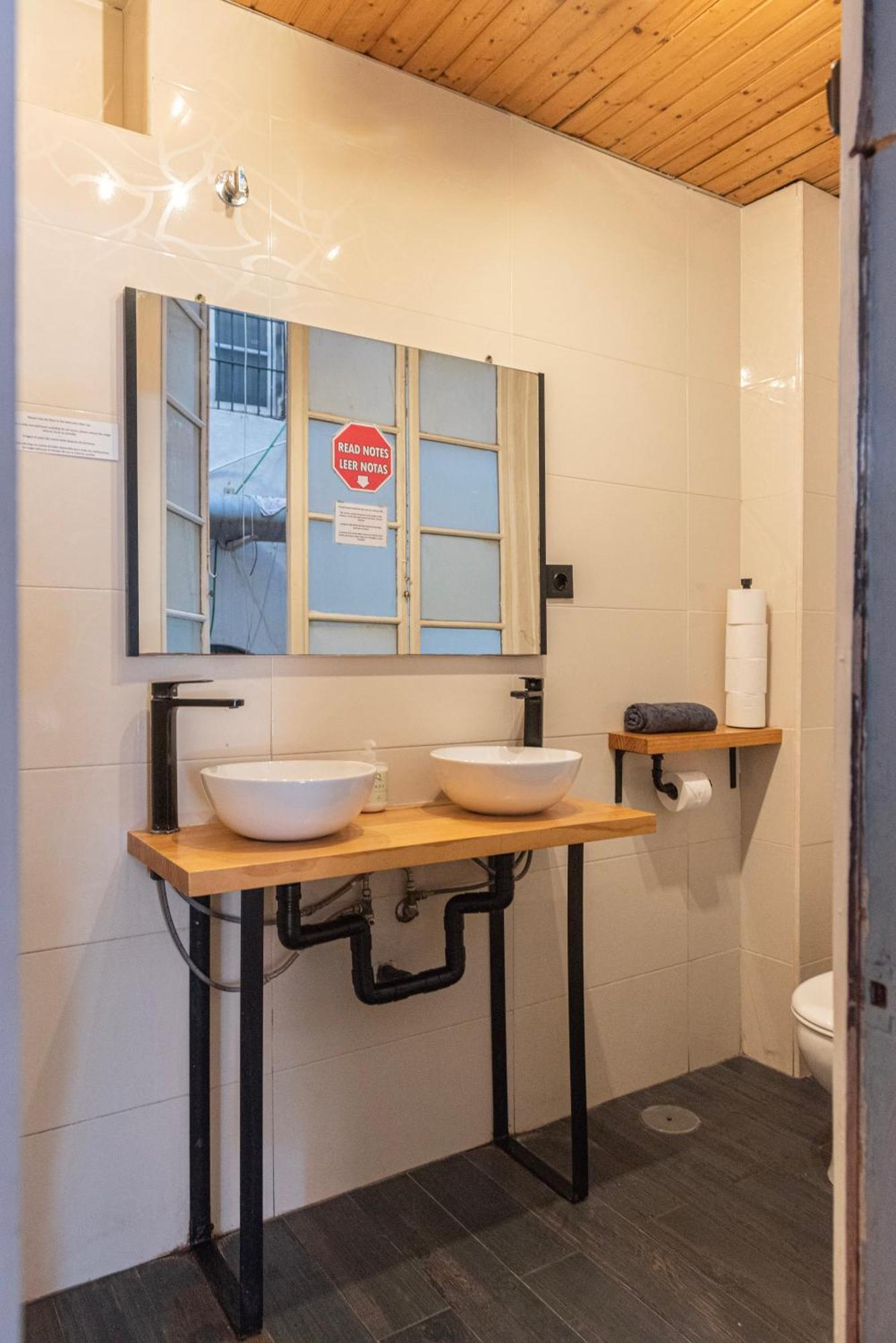 Private Rooms In Historic Building On The Square マラガ エクステリア 写真