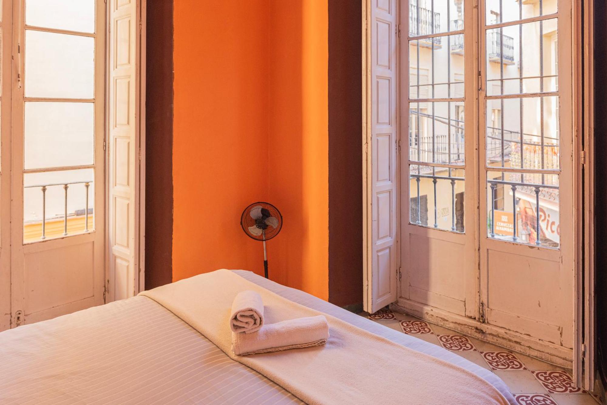 Private Rooms In Historic Building On The Square マラガ エクステリア 写真